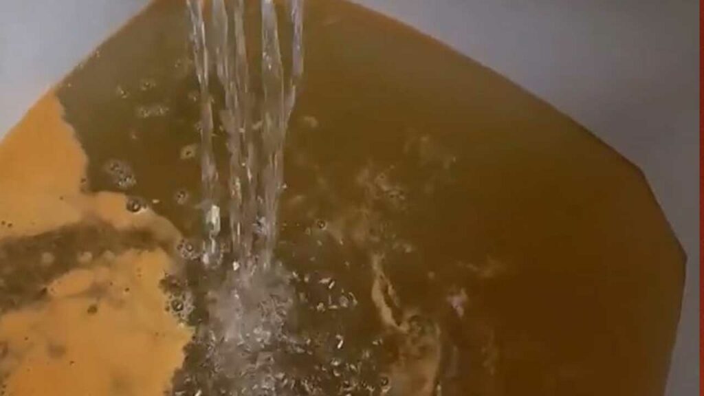 Assustador: pinheirense registra como ficou a vela do filtro de sua residência após 30 dias com água da Copasa