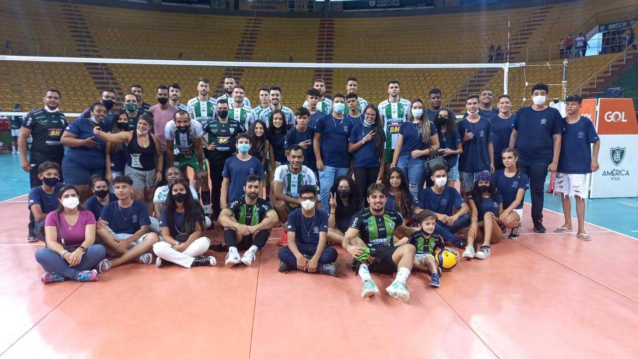 Escola de João Pinheiro leva alunos a Montes Claros para acompanhar partida da Superliga masculina de vôlei