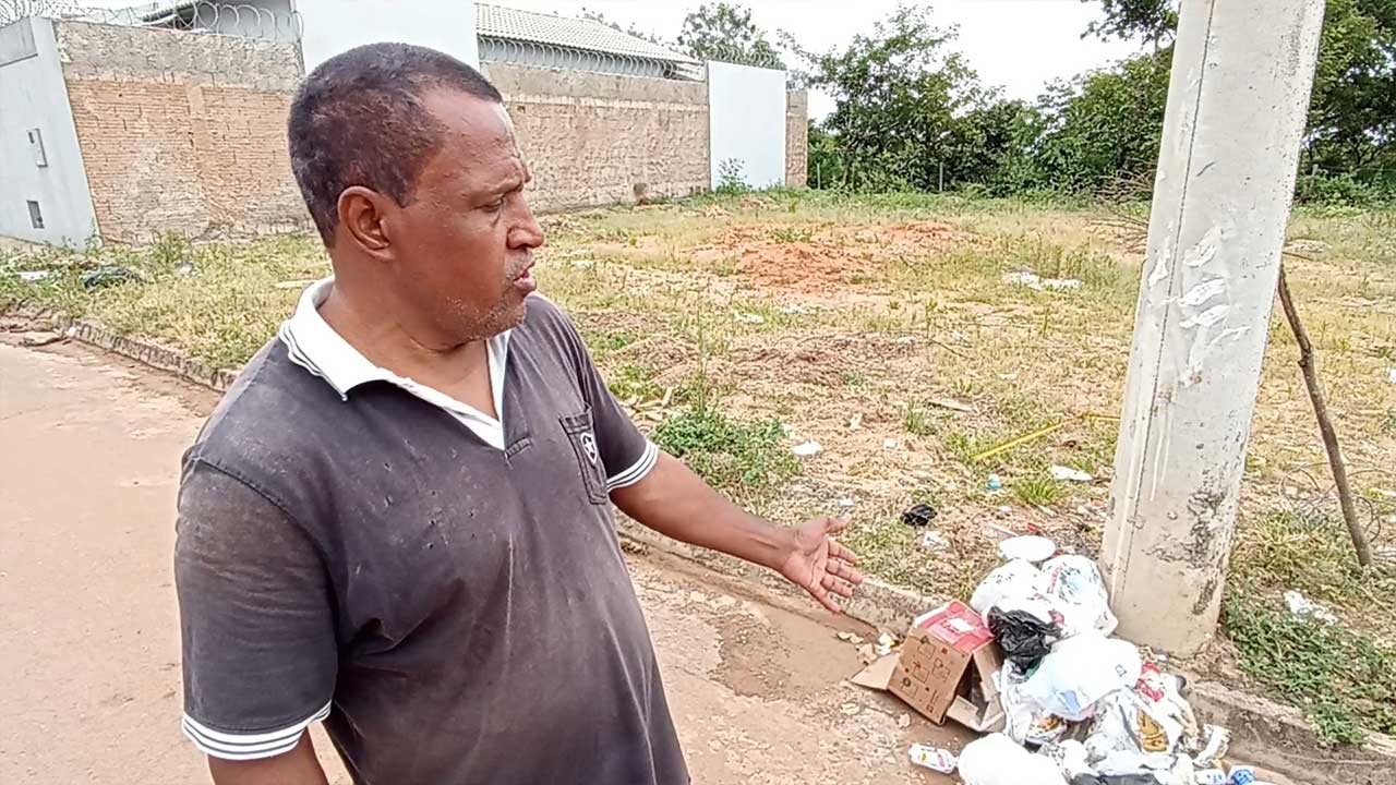 Gari pede consciência de moradores do Bairro Roosevelt Porto no descarte do lixo, em João Pinheiro