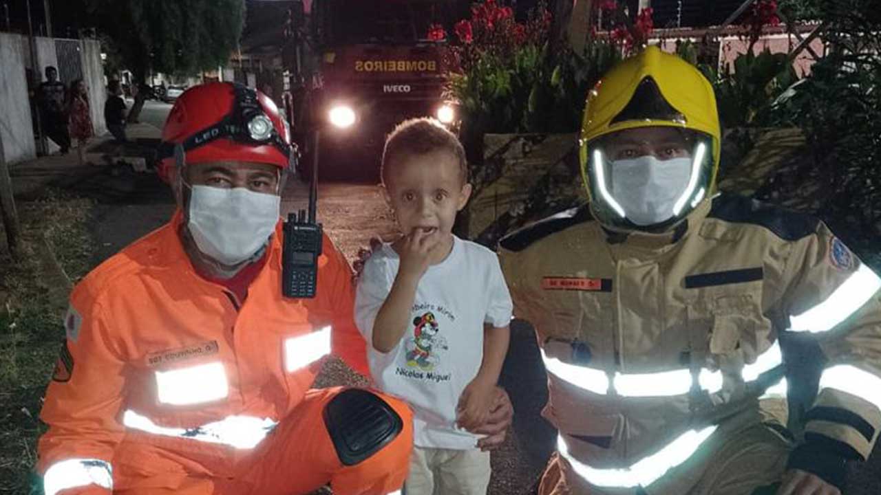 Corpo de Bombeiros de João Pinheiro faz a alegria de pinheirense de 3 anos em seu aniversário