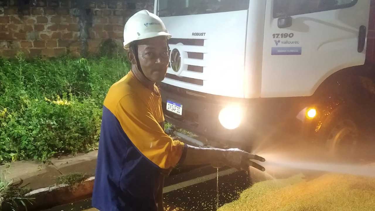 Motorista de caminhão pipa se torna herói após apagar incêndio sozinho em Brasilândia de Minas