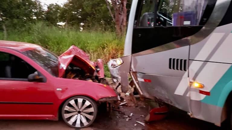Batida forte entre carro e ônibus é registrada no Roosevelt Porto, em João Pinheiro