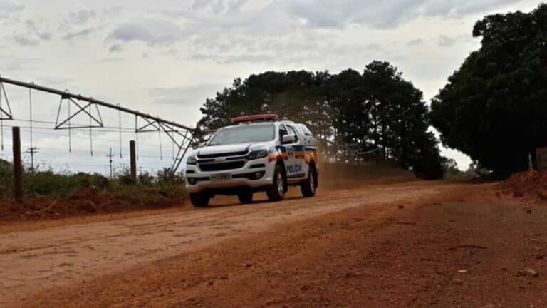 Idoso morre ao ter a cabeça prensada por trator conduzido pelo próprio filho em Minas Gerais