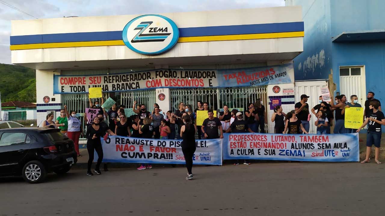 Em greve, professores de Brasilândia de Minas protestam em frente à Eletrozema