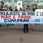 Em greve, professores de Brasilândia de Minas protestam em frente à Eletrozema