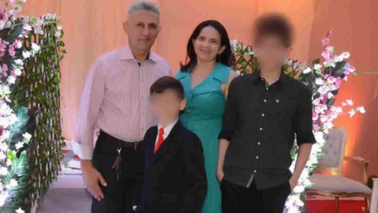 Adolescente de 13 anos mata mãe e irmão após ficar sem jogos; pai está grave Um adolescente de 13 anos matou a tiros a mãe Iranilda de Sousa Medeiros Araújo, de 47 anos, e o irmão mais novo, Gabriel de Sousa Medeiros Araújo, de 7 anos, dentro de casa, no município de Patos, sertão da Paraíba. O crime aconteceu na tarde de sábado (19), depois de uma discussão por notas baixas e proibição de jogos online pelo celular. O pai do menino, que é um PM reformado, também foi baleado no tórax e está em estado grave. Veja a notícia completa em jpagora.com LINK NOS STORIES! #jp #jpagora #jpnotícias #notícias #joãopinheiro #joaopinheiro #adolescente #crime #pai #mãe #jogos #celular #tiros #disparos