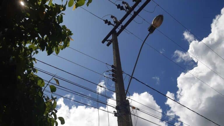 Terceirizados da CEMIG paralisam atividades por melhoria salarial em João Pinheiro, Unaí, Paracatu e região
