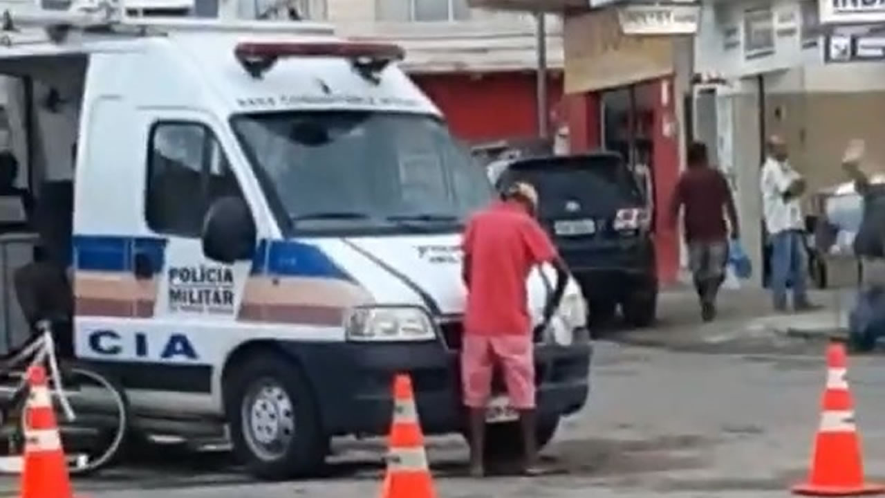 Bêbado urina em viatura da PMMG estacionada e acaba preso; veja o vídeo