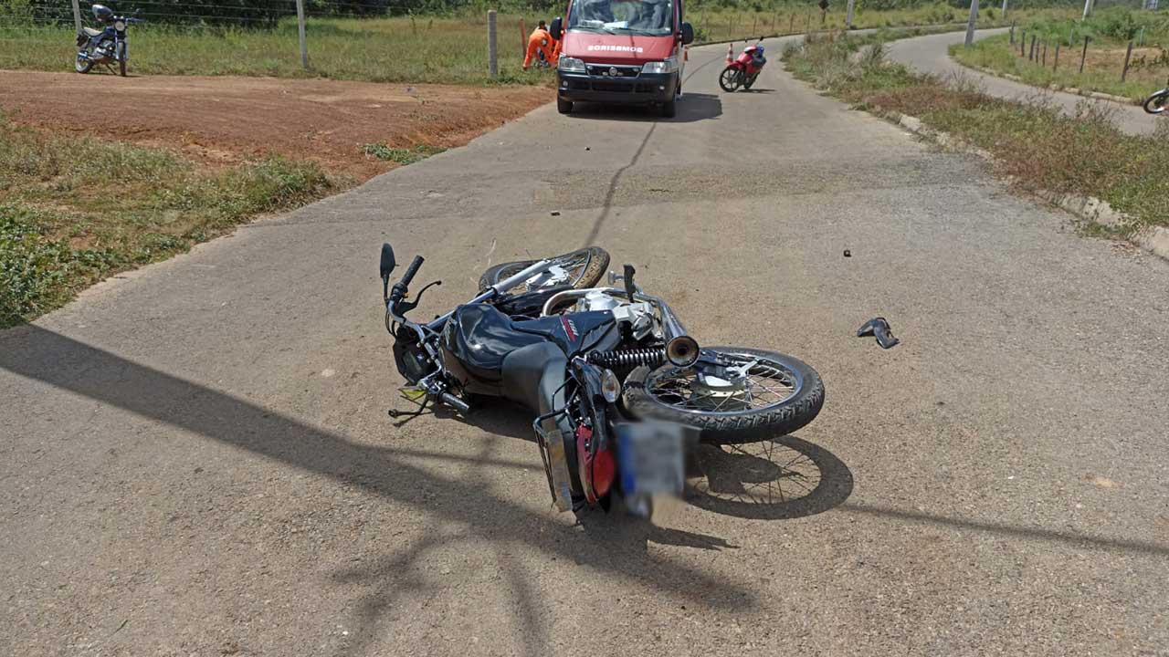 Motociclista em alta velocidade não consegue fazer curva e sofre acidente na Avenida Riviera em João Pinheiro