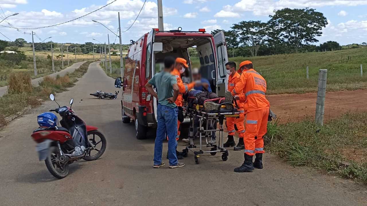 Motociclista em alta velocidade não consegue fazer curva e sofre acidente na Avenida Riviera em João Pinheiro