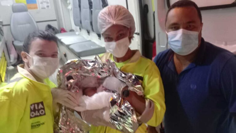 Mulher de 25 anos dá à luz a bebê dentro de ambulância da Via 040 em João Pinheiro