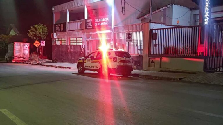 Mulher vai parar na delegacia com filho recém-nascido de apenas 13 dias em Patos de Minas após causar acidente