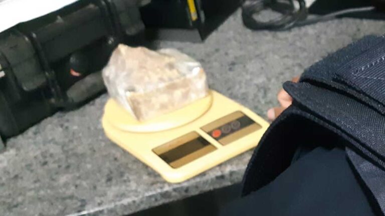 PRF prende jovem transportando 500g de crack em Três Marias durante blitz no posto rodoviário