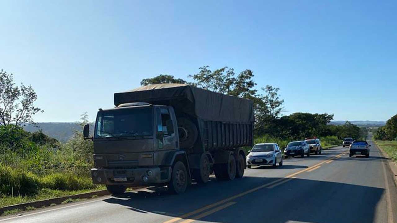 Carro é arremessado em traseira de caminhão após acidente com três veículos em Presidente Olegário