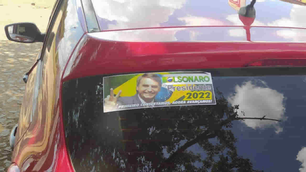 Adesivaço: apoiadores de Bolsonaro vão distribuir mais de 3 mil adesivos neste sábado em João Pinheiro