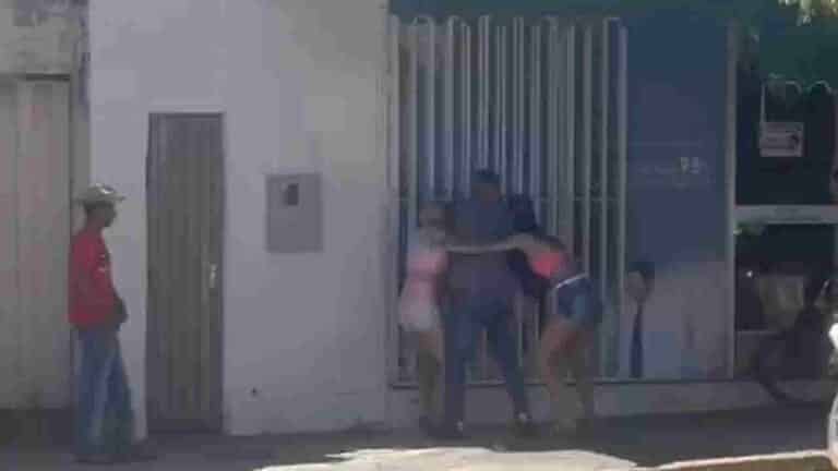 Mulheres trocam socos e puxões de cabelo em plena luz do dia no Centro de João Pinheiro; veja o vídeo