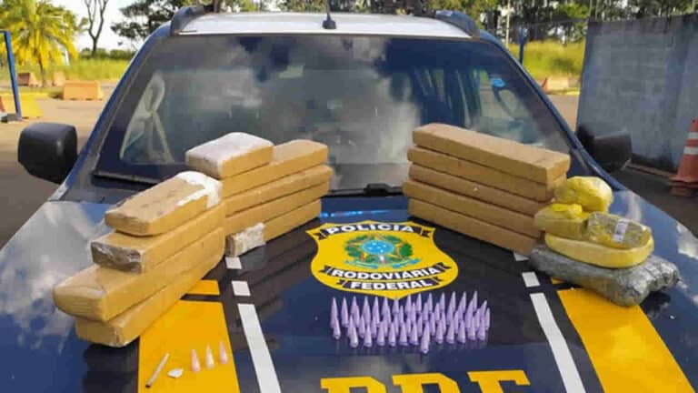 Mãe que viajava com criança e bebê é presa com mala cheia de drogas na BR-365