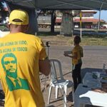 Bolsonaristas de João Pinheiro entregam mais de 4 mil adesivos no último sábado