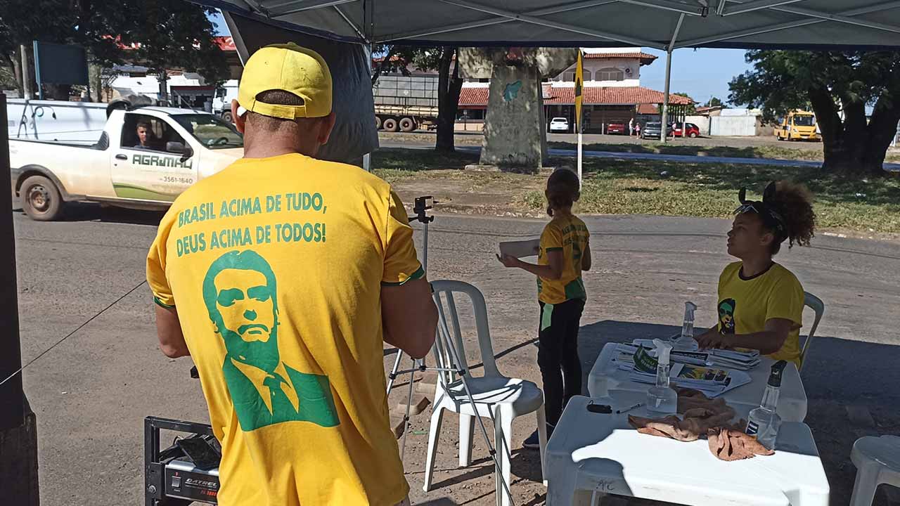 Bolsonaristas de João Pinheiro entregam mais de 4 mil adesivos no último sábado