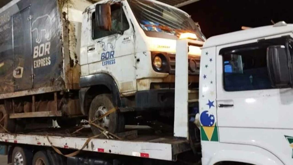 Caminhão tomba após motorista tentar ultrapassagem na MG-410, em Presidente Olegário