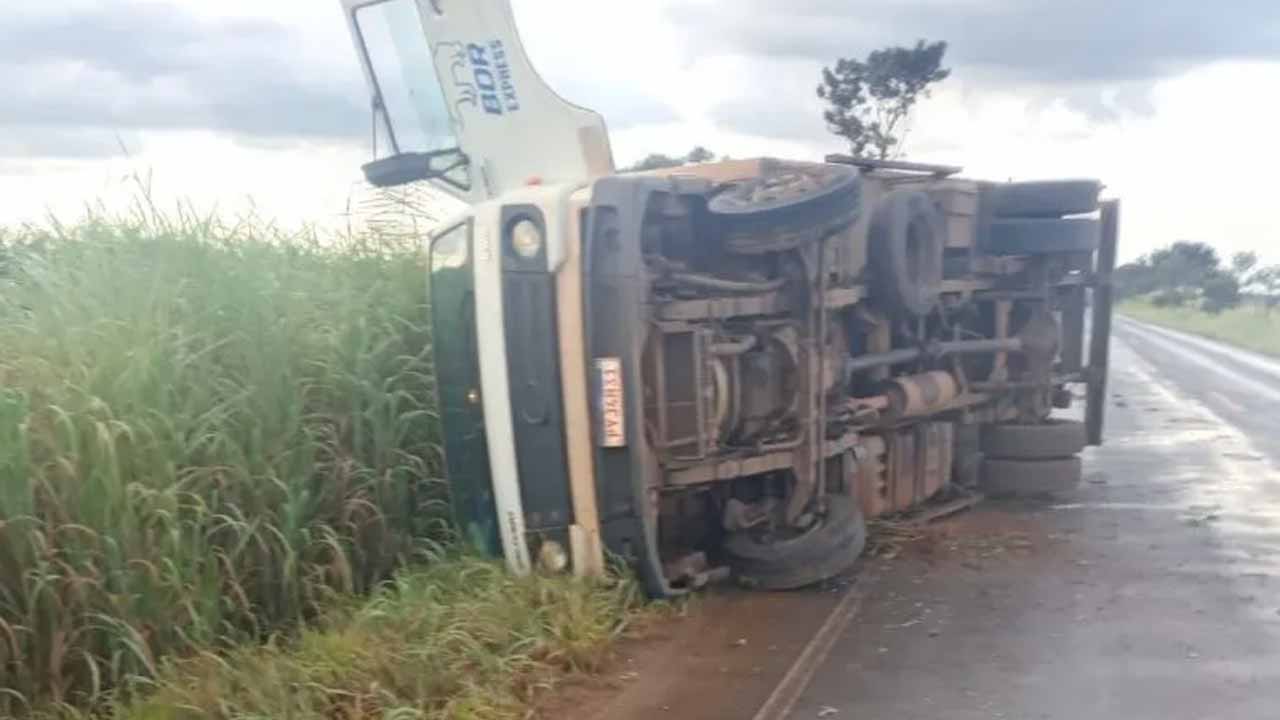 Caminhão tomba após motorista tentar ultrapassagem na MG-410, em Presidente Olegário