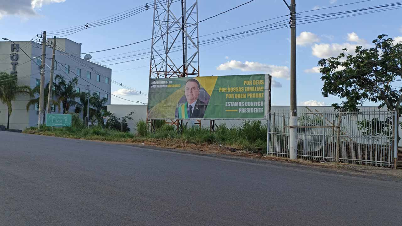 Outdoor em apoio a Bolsonaro é instalado em João Pinheiro; outros três pontos da cidade receberão murais semelhantes