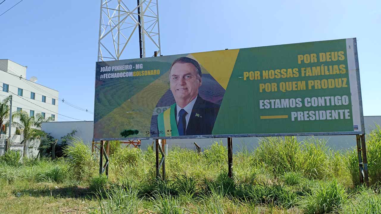 Vandalismo: em menos de 48 horas, outdoor em apoio a Bolsonaro é pichado em João Pinheiro