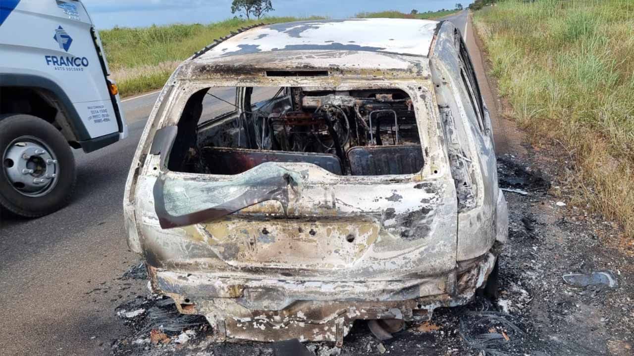 Veículo pega fogo e fica completamente carbonizado na MG-410, em Presidente Olegário