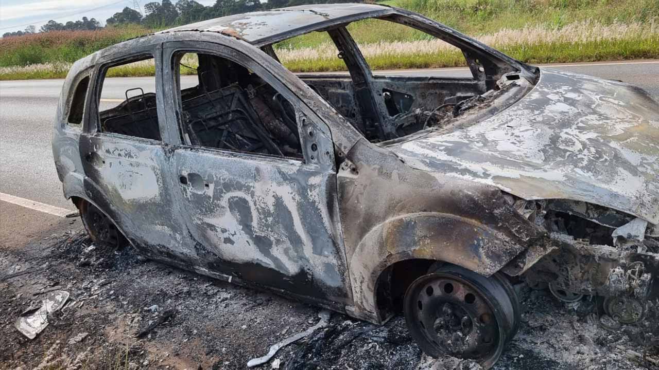Veículo pega fogo e fica completamente carbonizado na MG-410, em Presidente Olegário
