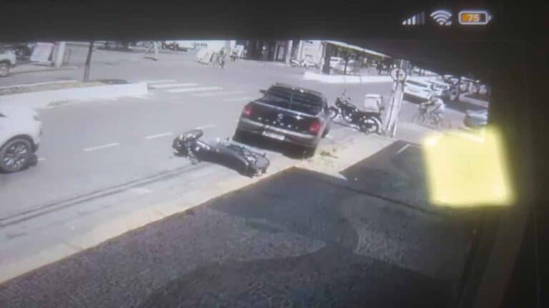 Enquanto saia de baliza, motorista derruba motocicleta e deixa jovem pinheirense no prejuízo