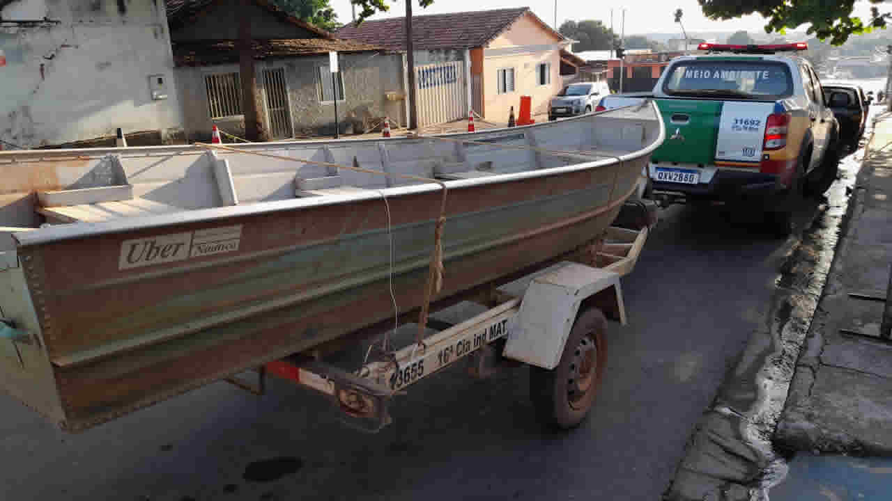 Polícia Militar ambiental recupera barco furtado e prende dois homens no Rio Paracatu, em João Pinheiro