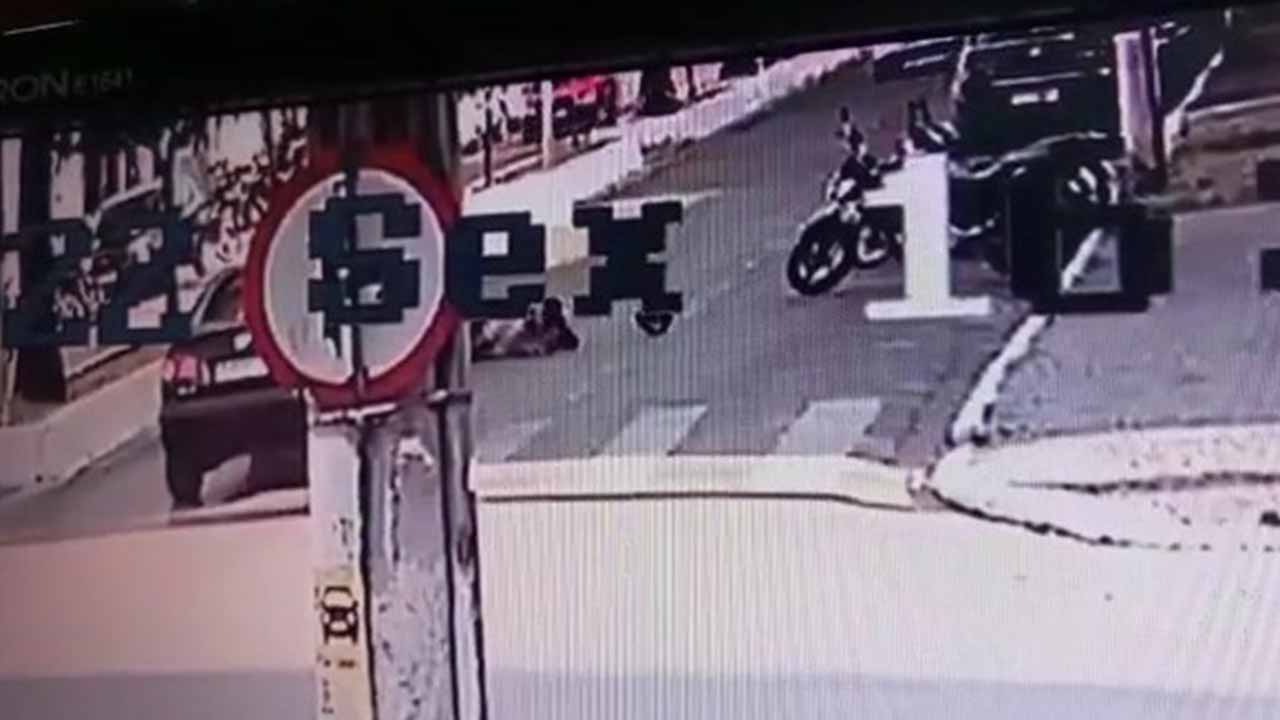 Jovem é atropelada na faixa de pedestre por motociclista no Centro de João Pinheiro; veja o vídeo