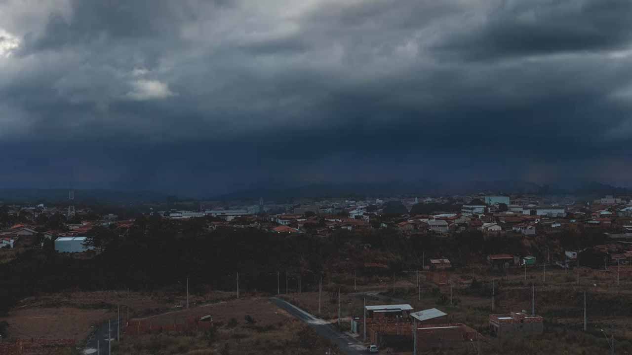 Inmet alerta para chuvas fortes em João Pinheiro e outras 122 cidades de Minas até esta terça