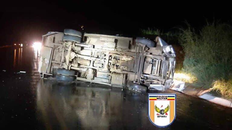 Carro forte com cerca de R$ 2 milhões de dinheiro capota na BR-352 em Patos de Minas e interdita o trânsito