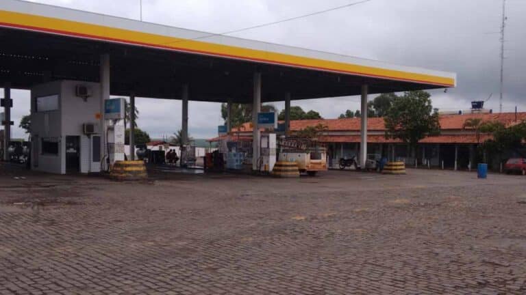 O Posto Veredas, localizado no KM 323 da BR 365, foi alvo de criminosos armados na noite da última terça-feira, 12 de abril, no distrito de Luizlândia do Oeste. Quatro homens renderam um funcionário e, sob ameaças, subtraíram R$7.150,00 (sete mil, cento e cinquenta reais) e um aparelho celular Samsung. Até o momento, ninguém foi preso.