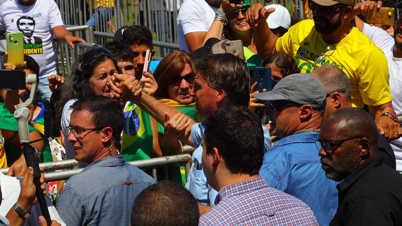 Dia histórico: João Pinheiro recebe Jair Bolsonaro para entrega de títulos com intenso apoio de manifestantes