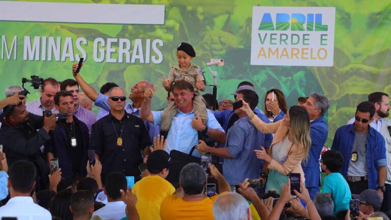 Dia histórico: João Pinheiro recebe Jair Bolsonaro para entrega de títulos com intenso apoio de manifestantes