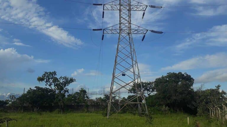 Levantamento revela que brasileiros pagam pela segunda conta de luz mais cara do mundo