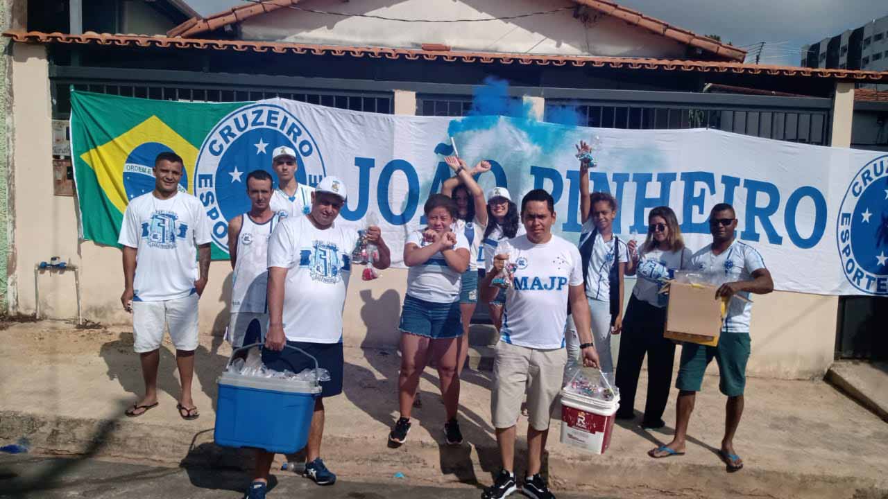 Ação social da Máfia Azul de João Pinheiro entregou cerca de 800 sacolinhas de chocolates à crianças carentes