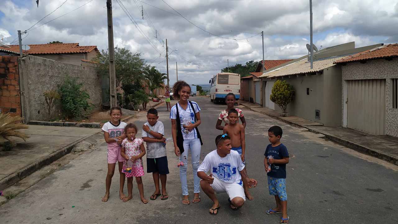 Ação social da Máfia Azul de João Pinheiro entregou cerca de 800 sacolinhas de chocolates à crianças carentes