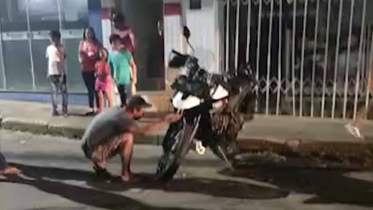 Motociclista fura parada obrigatória e é atingido em cheio por motorista em cruzamento no Centro de João Pinheiro