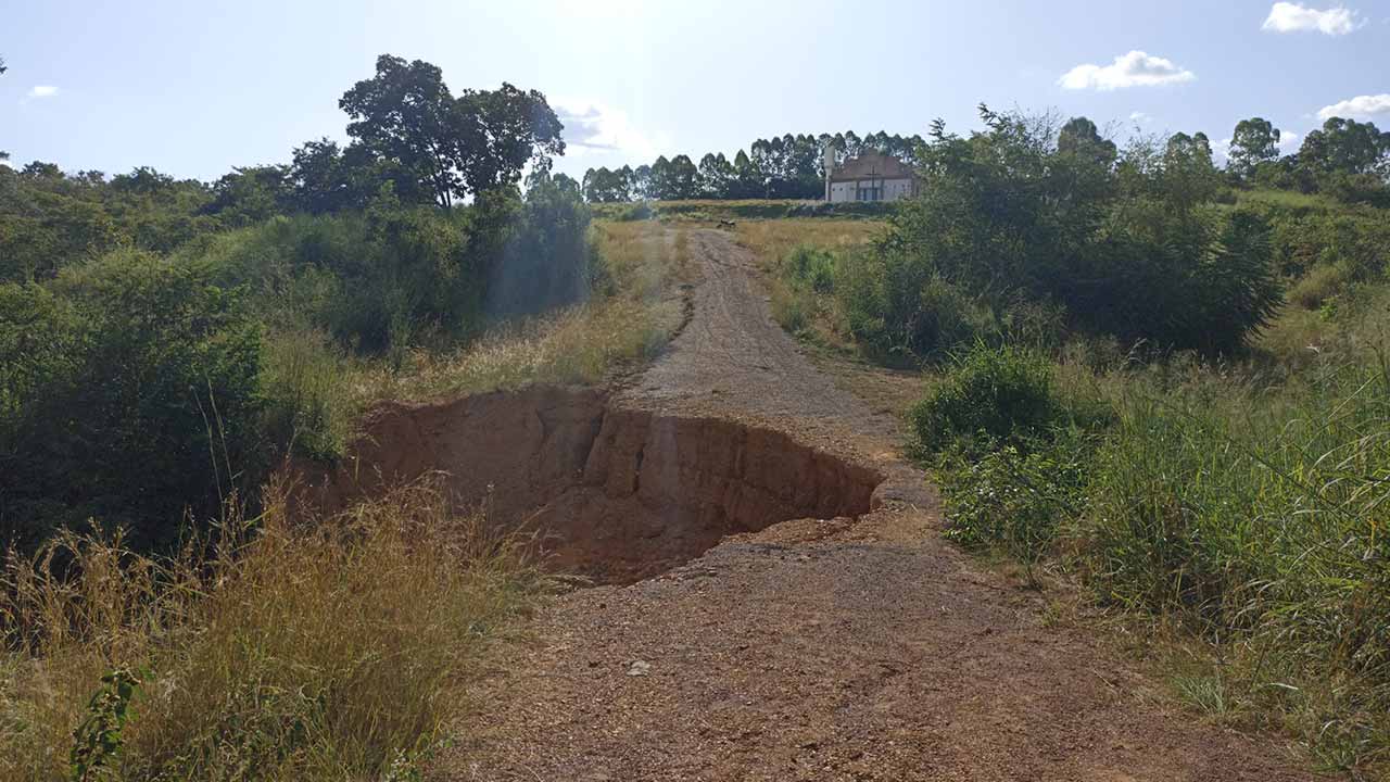 Estrada que dá acesso à Igrejinha da Coenge é tomada por erosão em João Pinheiro