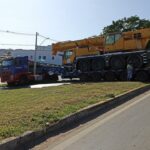 Carreta de transporte de máquina pesada invade canteiro da BR-040 após tentar fazer retorno em João Pinheiro