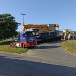 Carreta de transporte de máquina pesada invade canteiro da BR-040 após tentar fazer retorno em João Pinheiro