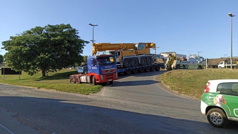 Carreta de transporte de máquina pesada invade canteiro da BR-040 após tentar fazer retorno em João Pinheiro