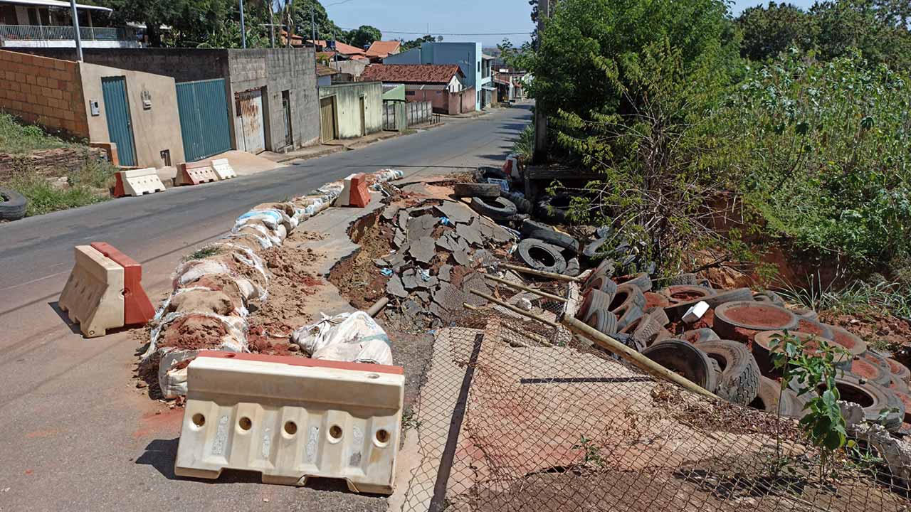 Moradores sofrem transtornos causados por cratera na Barão do Rio Branco há mais de 2 meses em João Pinheiro