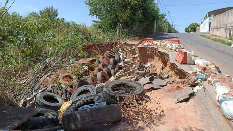Moradores sofrem transtornos causados por cratera na Barão do Rio Branco há mais de 2 meses em João Pinheiro
