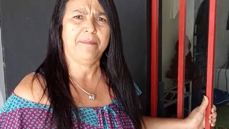 Mulher acorda de madrugada e dá de cara com homem tentando invadir sua residência em João Pinheiro