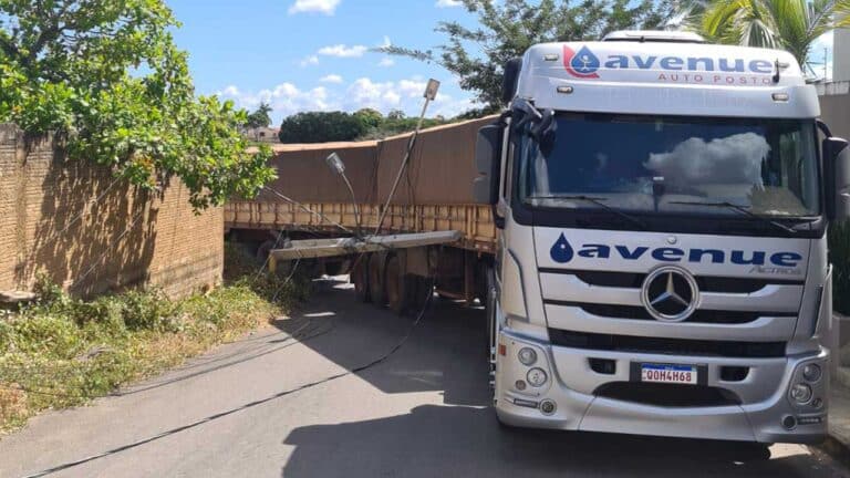 Motorista de carreta bitrem derruba dois postes e deixa casas sem energia em João Pinheiro