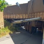 Motorista de carreta bitrem derruba dois postes e deixa casas sem energia em João Pinheiro